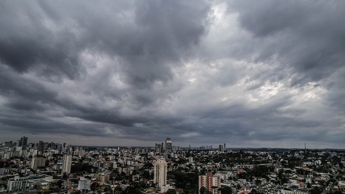 Previsão do Tempo em Curitiba: Céu Nublado e Temperaturas em Elevação
