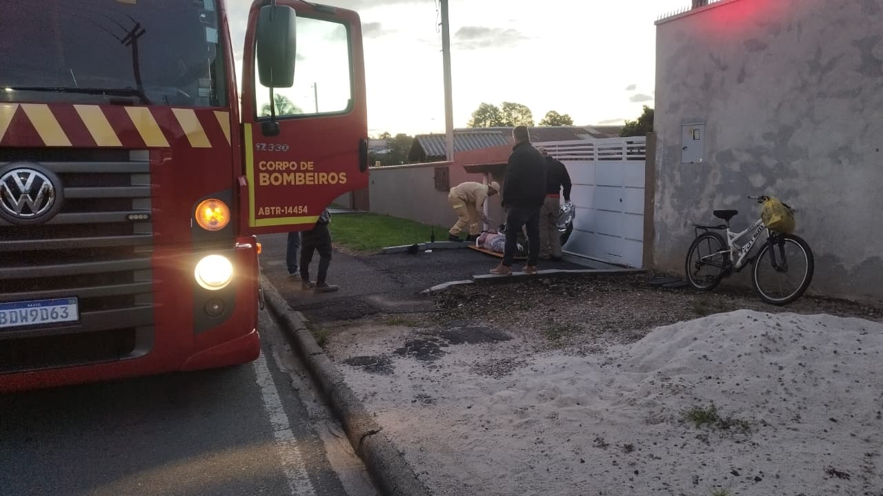 Ciclista Embriagado Cai ao Não Conseguir Fazer Curva e Sofre Ferimentos Moderados