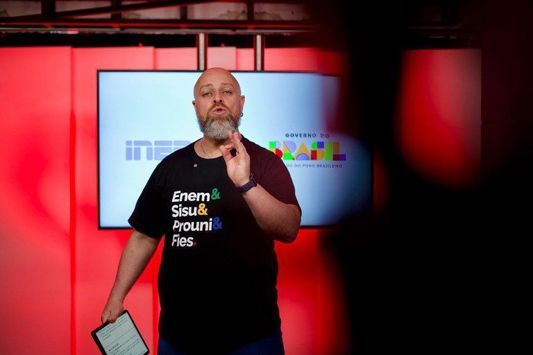 Videoaulas de Redação para Enem: Parceria entre MEC e YouTube