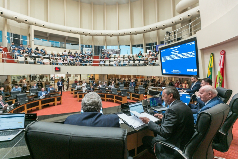 Alesc Aprova Licença Remunerada para Professores ACTs Cuidar da Saúde dos Filhos em Florianópolis