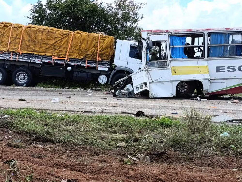 Acidente Fatal em Tucano: Colisão Entre Carreta e Ônibus Resulta em Duas Mortes