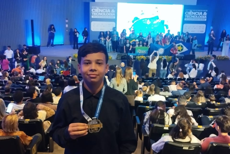 Estudante da Rede Estadual da Bahia Recebe Medalha da NASA por Identificação de Asteroides