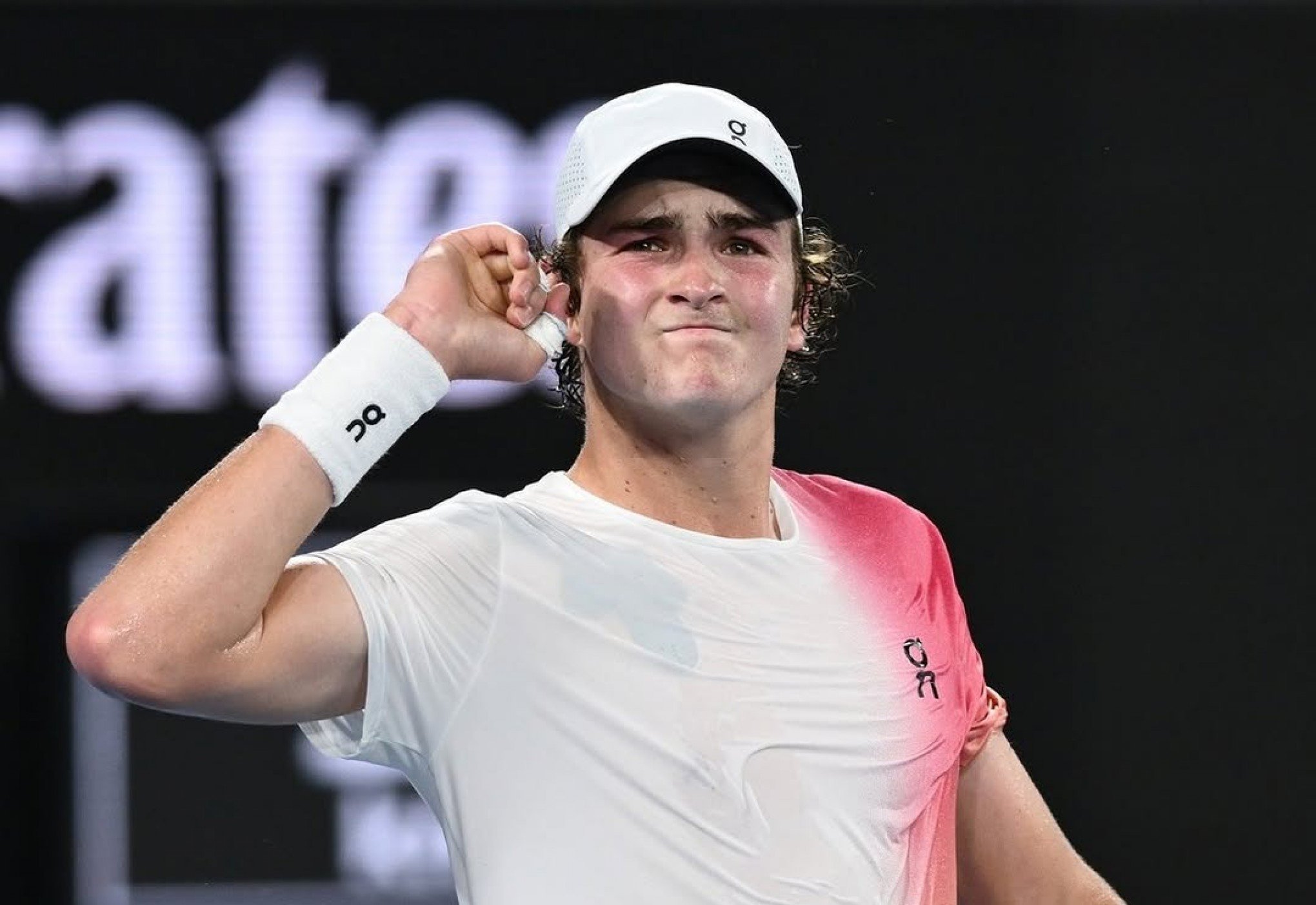 João Fonseca avança para semifinal do ATP 500 após abandono de canadense no 3º set