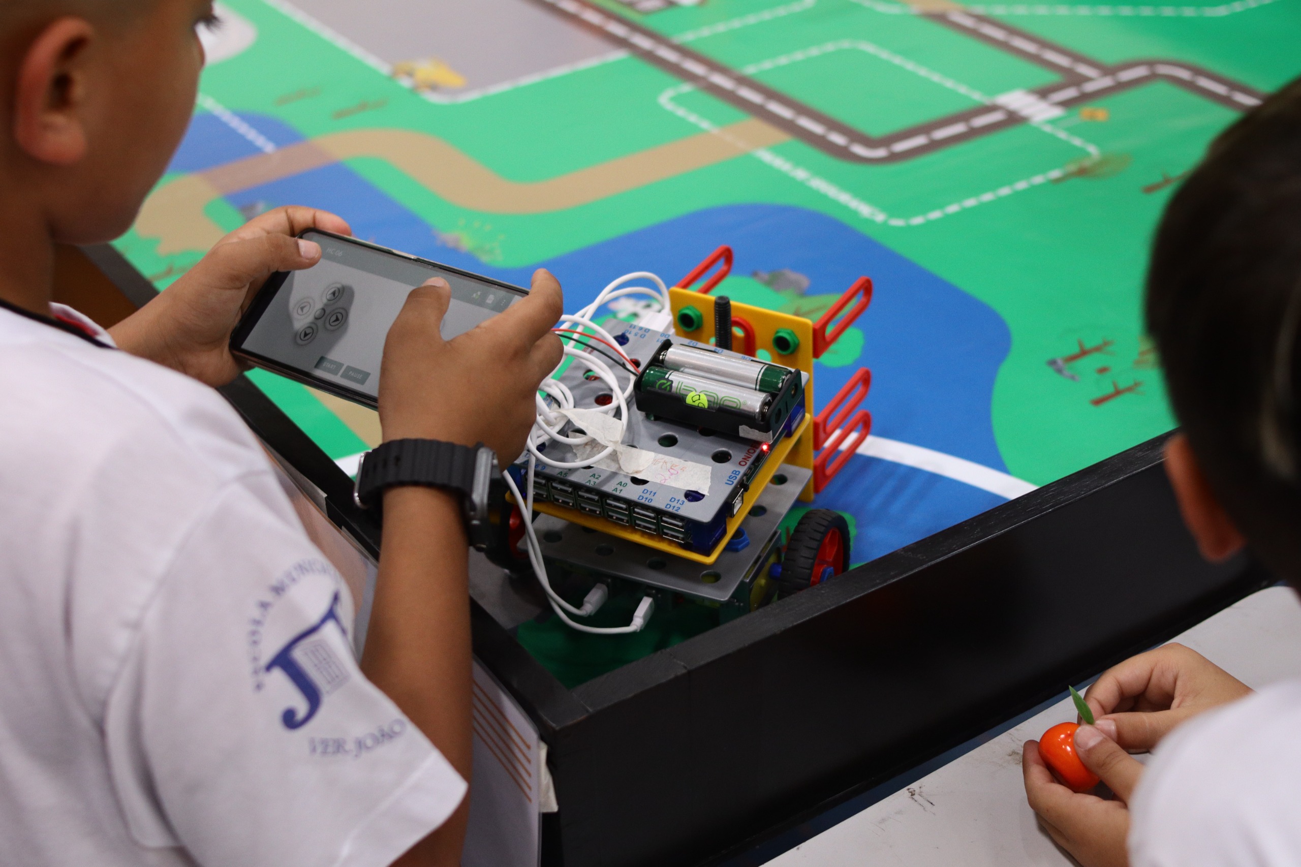 Feira de Robótica no Colégio Pio XII Conta com Participação de 12 Escolas da Rede Municipal