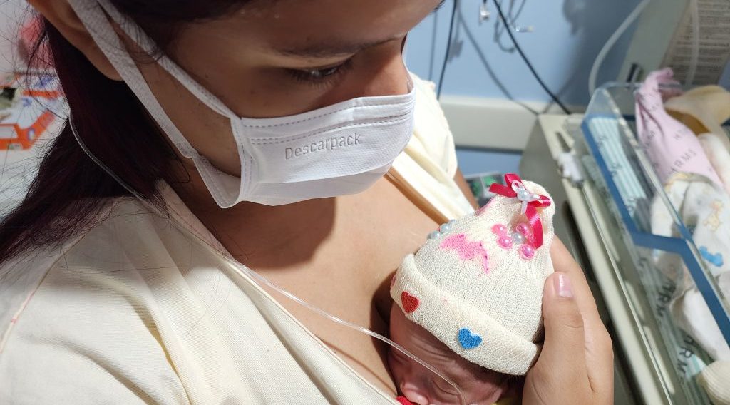 Toucas Malucas: Ação Terapêutica na Neonatologia do HRMS Traz Esperança para Mães de Bebês