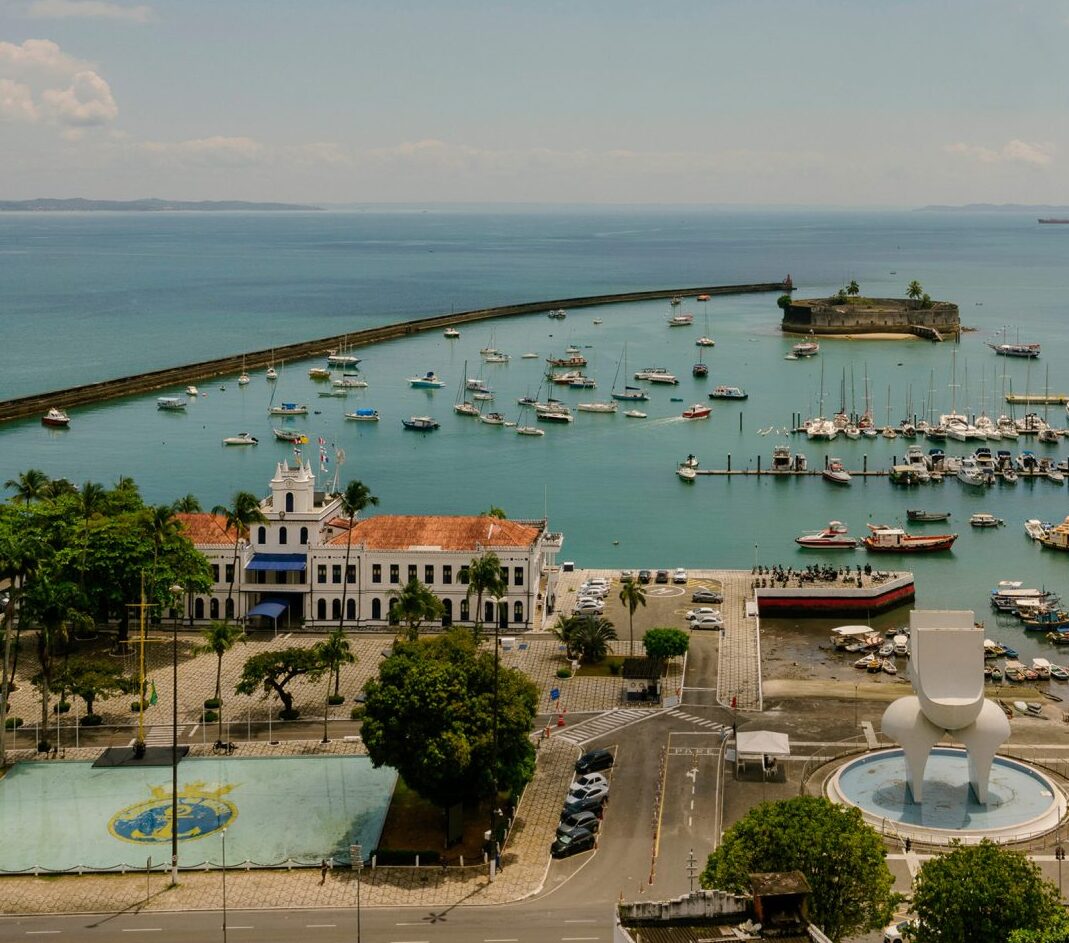 New York Times destaca Salvador como potência cultural onde festas vão do penhasco ao mar