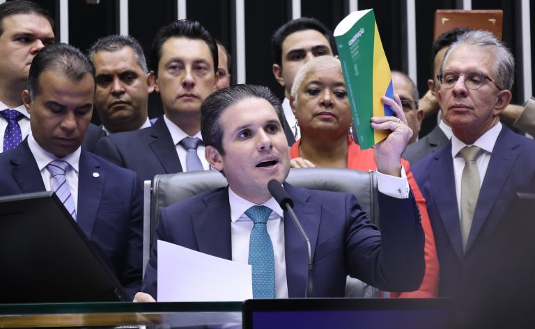 Diálogo Brasil-EUA: Celebração de Hugo Motta após Reunião Lula-Trump