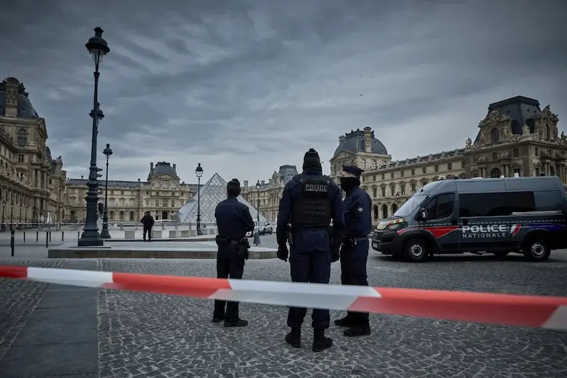 2 Suspeitos de Roubo de Joias no Louvre Presos pela Polícia da França