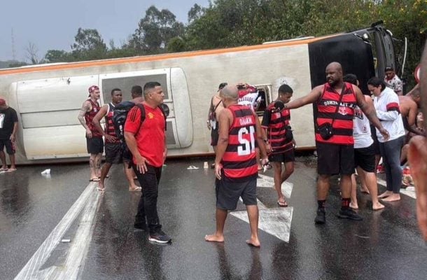 Acidente com ônibus da torcida do Flamengo a caminho da Argentina