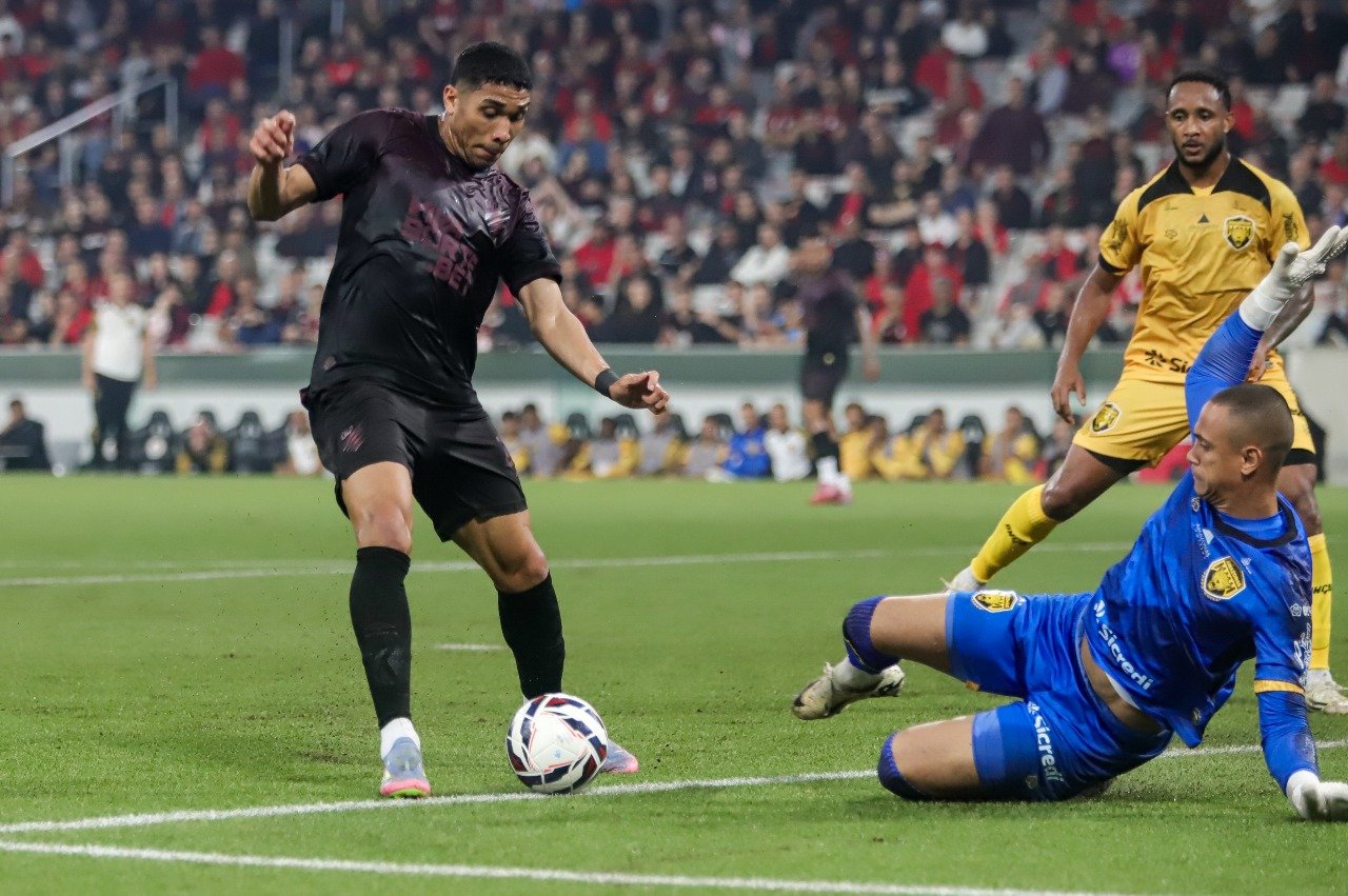 Athletico Superior ao Amazonas: Show de Julimar Marca Fim de Jejum em Jogo de Futebol