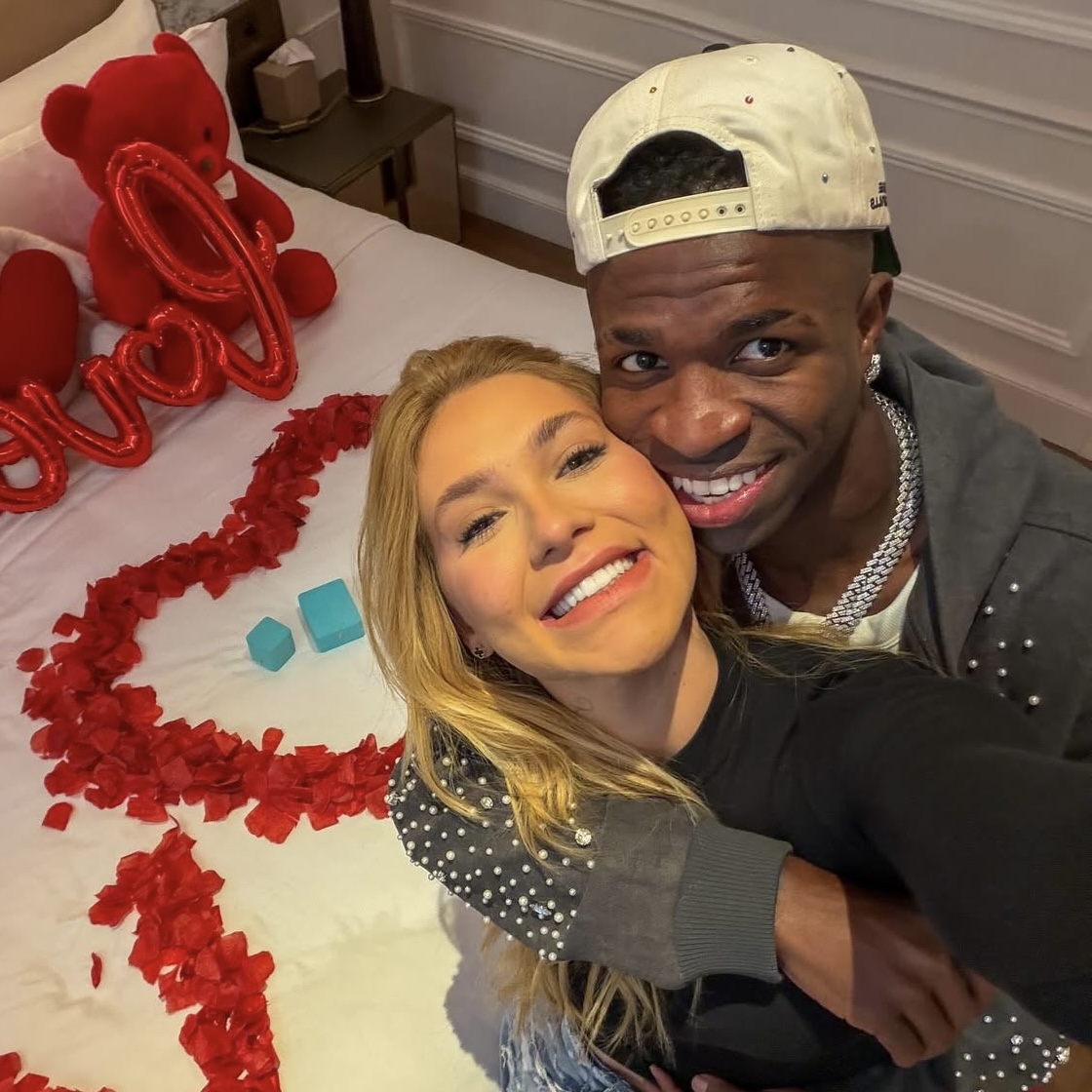 Pedido de Namoro Luxuoso: Anel Milionário, Cenário de Filme e Diária de R$140 mil de Virginia Fonseca e Vini Jr.