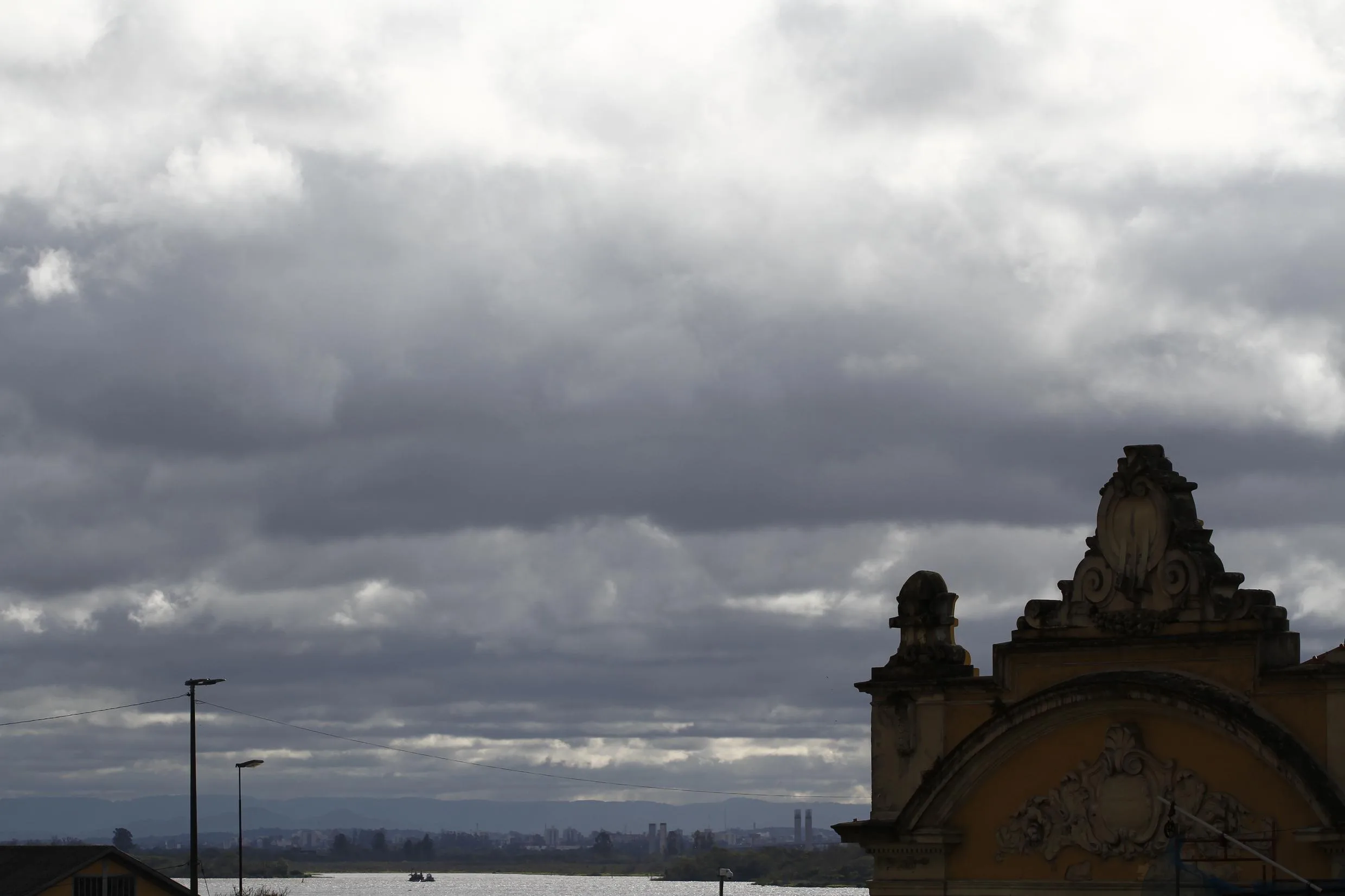 Previsão Climática: Chuva Forte e Frio no Rio Grande do Sul nesta Quarta-Feira