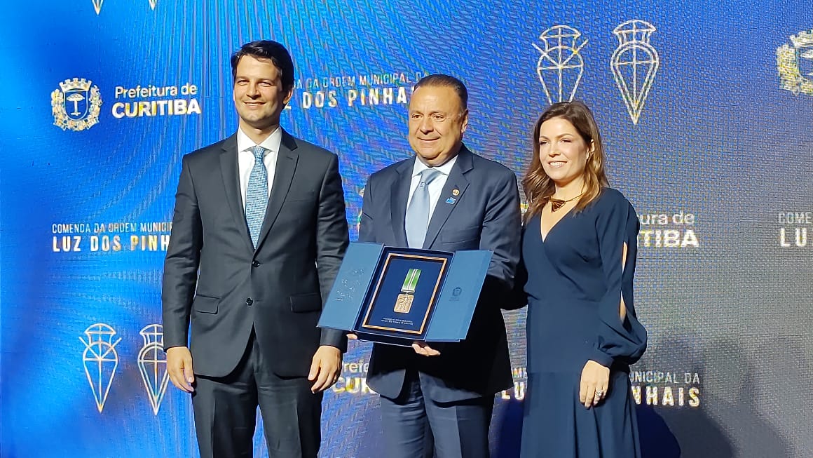 Premiação Comenda da Luz dos Pinhais para Leonardo Petrelli entregue pelo Prefeito de Curitiba