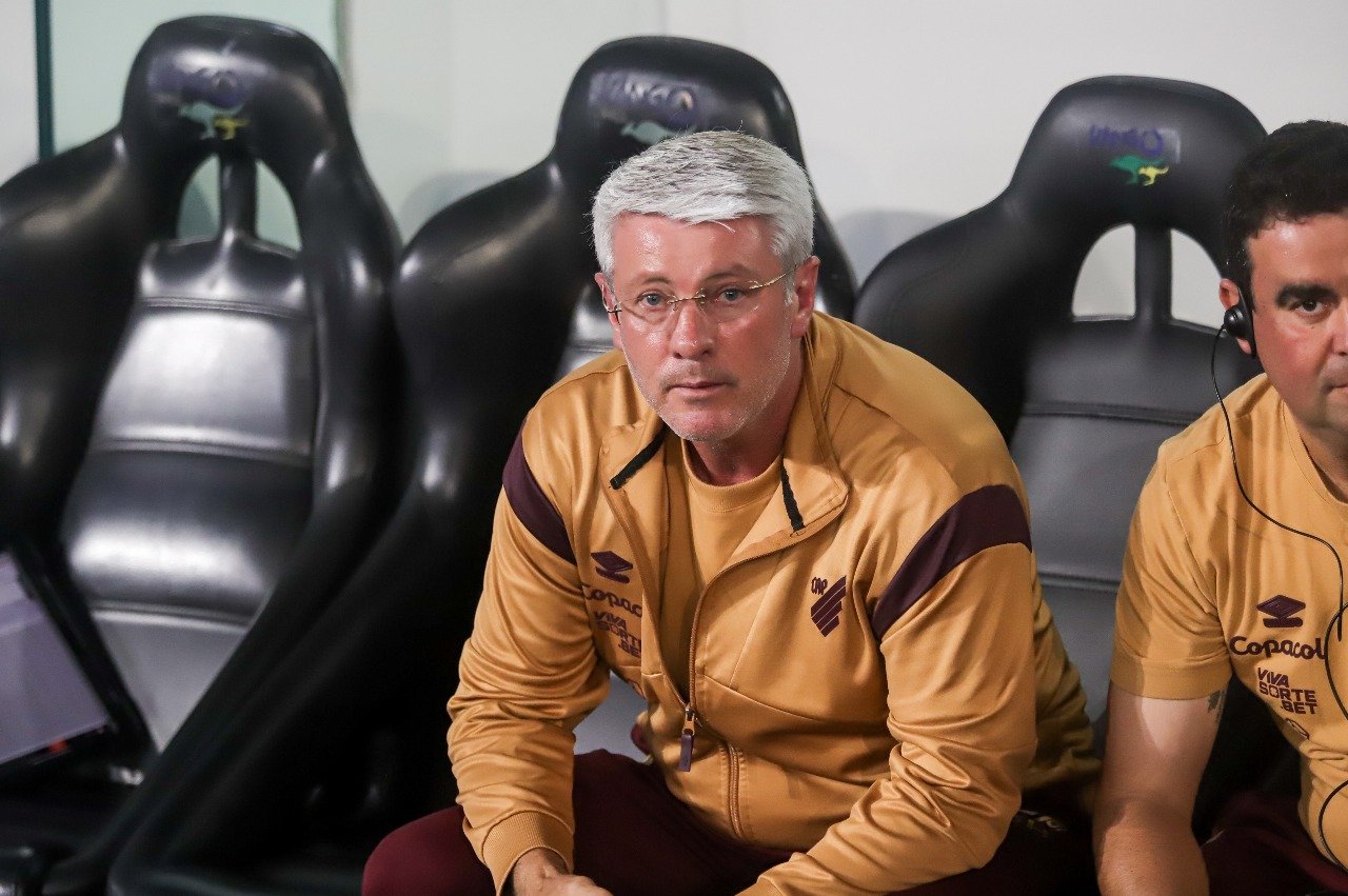 Apelo do Técnico do Athletico após Não Dar Entrevista Pós-Jogo