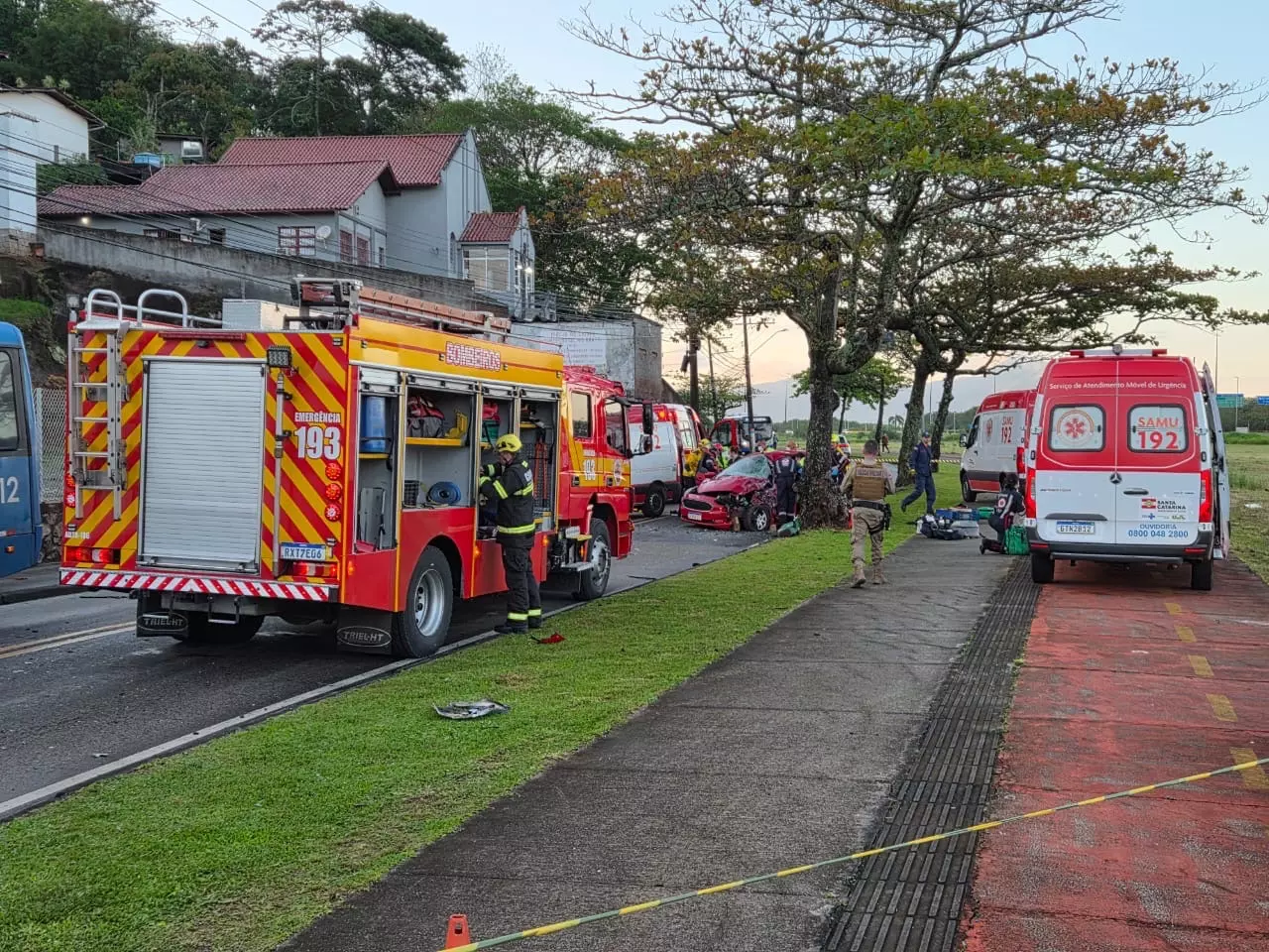 Acidente Fatal em Costeira, Florianópolis: Colisão Frontal Deixa Duas Vítimas e Uma Ferida