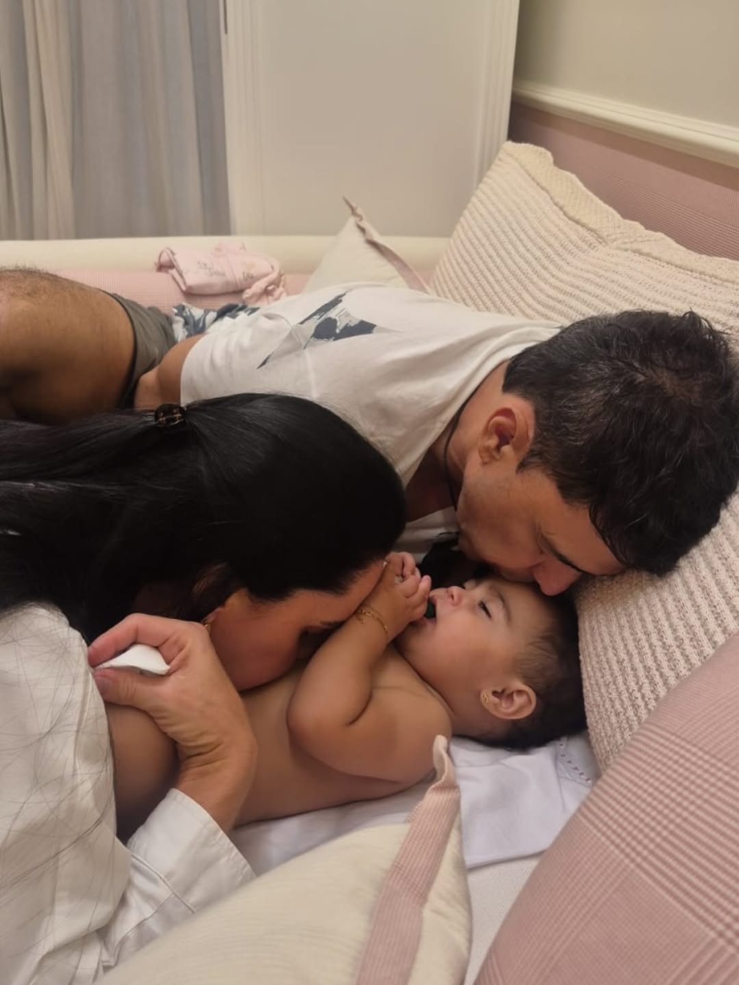 Graciele Lacerda, Zezé di Camargo e filha Clara compartilham momento de carinho: Dois corações viraram três