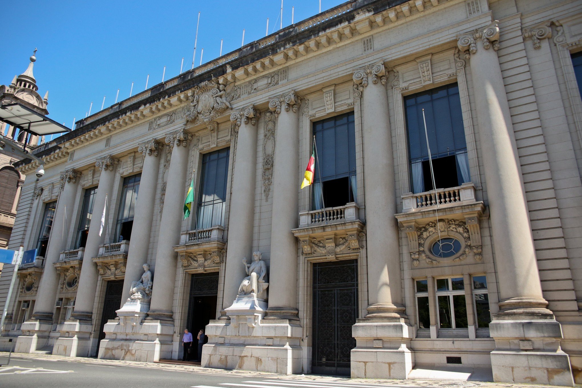 Antecipação de 90% do 13º Salário de Servidores do Executivo pelo Governo Estadual