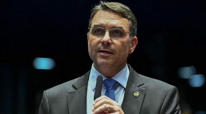 Flávio Bolsonaro se Posiciona como uma Versão Moderada do Pai em Seu Comportamento Político